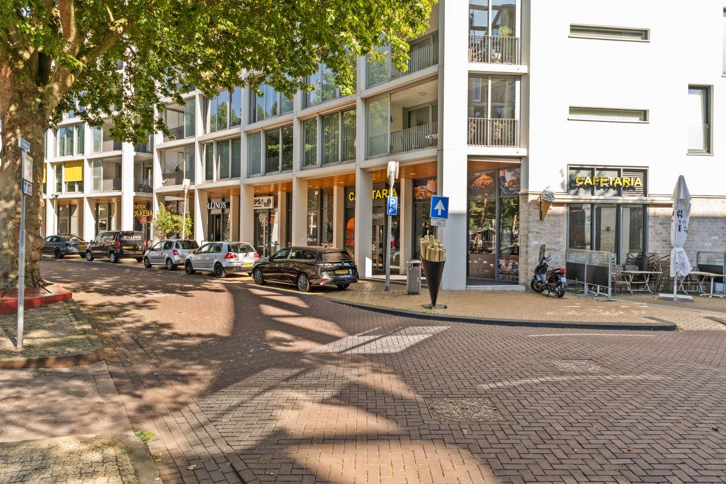Opa'90 aan het Stationsplein in Apeldoorn
